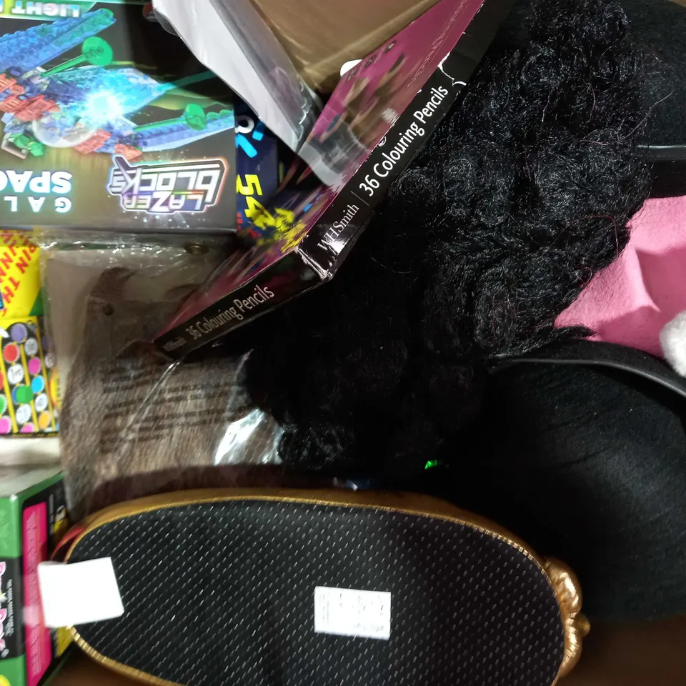 BOX OF APPROXIMATELY 15 ASSORTED TOYS AND GAMES TO INCUDE THE GRUFFALO AQUA MAGIC, INFLATABLE BOYFRIEND, COCOMELON BATH TIME PUZZLES, ETC