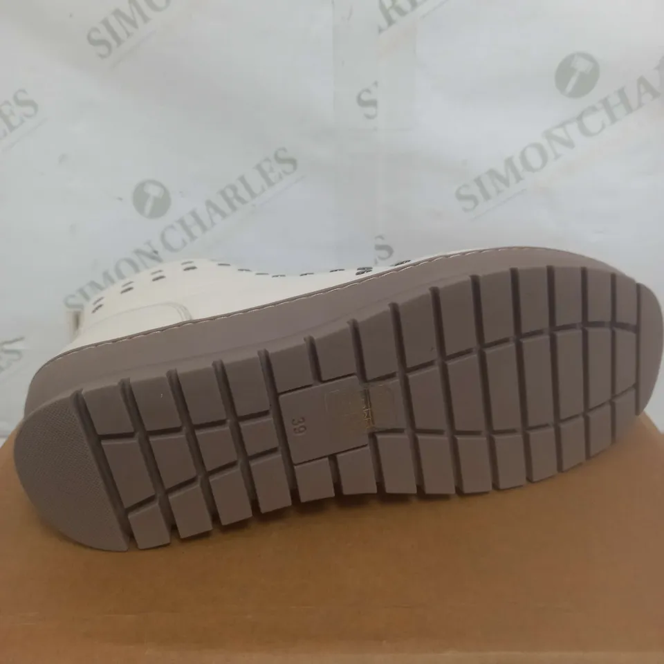 BOXED PAIR OF ADESSO ADDISON LEATHER BOOTS IN WINTER WHITE SIZE 6