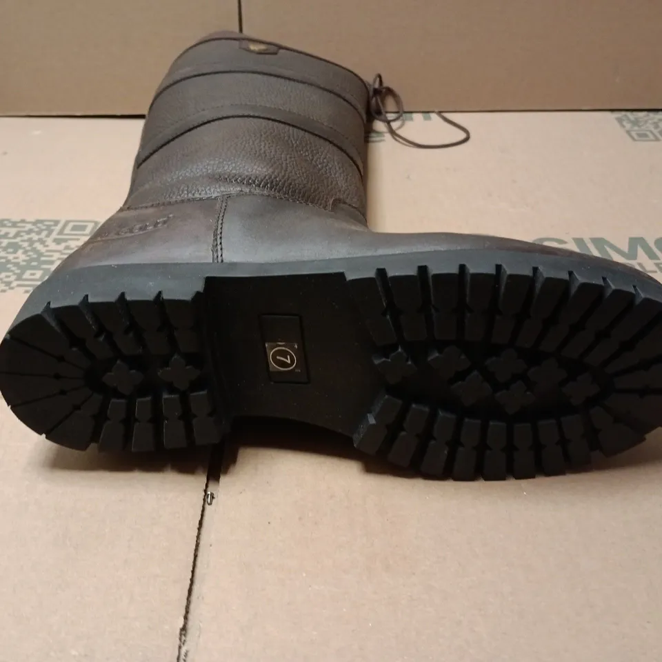 BOXED PAIR OF RHINEGOLD ELITE BROOKLYN BOOTS IN BROWN - SIZE 7