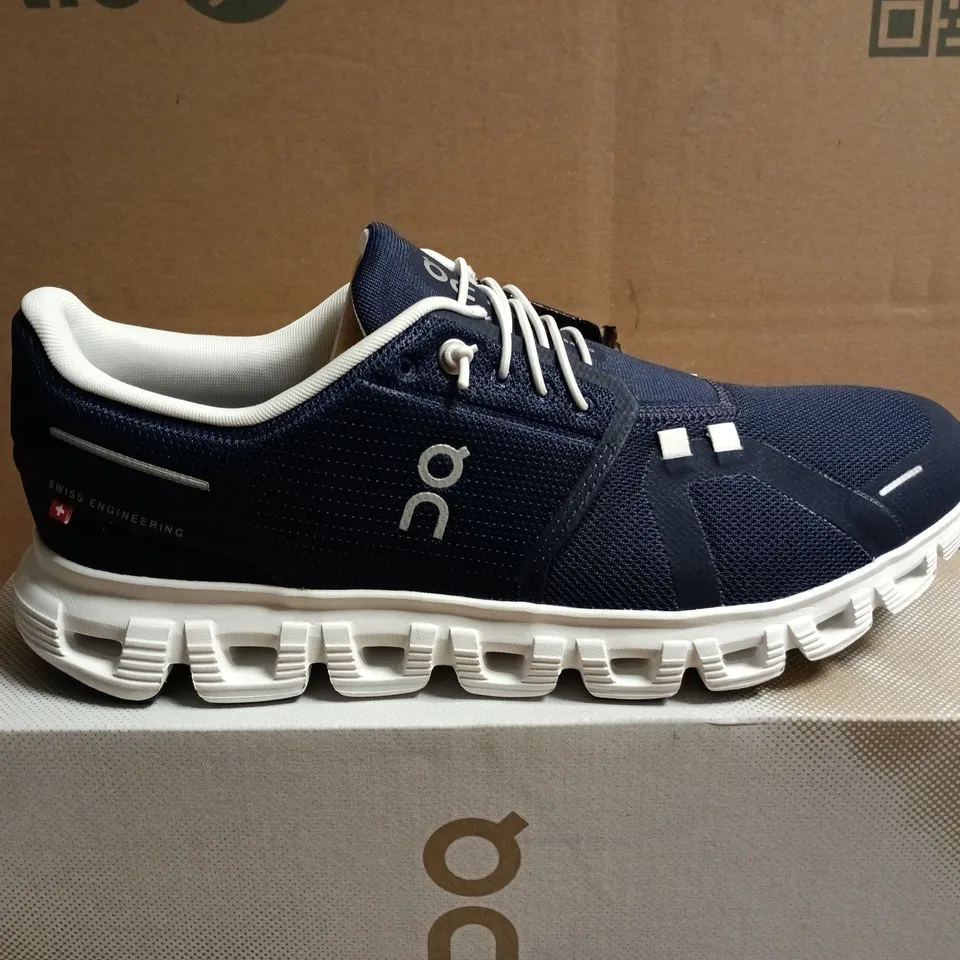 BOXED PAIR OF ON RUNNING CLOUD 6 SHOES – NAVY/WHITE, UK 8.5