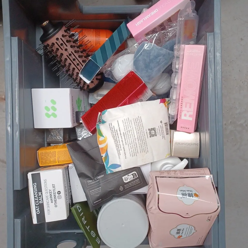 APPROXIMATELY 20 ASSORTED COSMETIC PRODUCTS TO INCLUDE PALMER'S COCOA BUTTER BODY LOTION, SUDOCREM CREAM AND FALSE NAILS