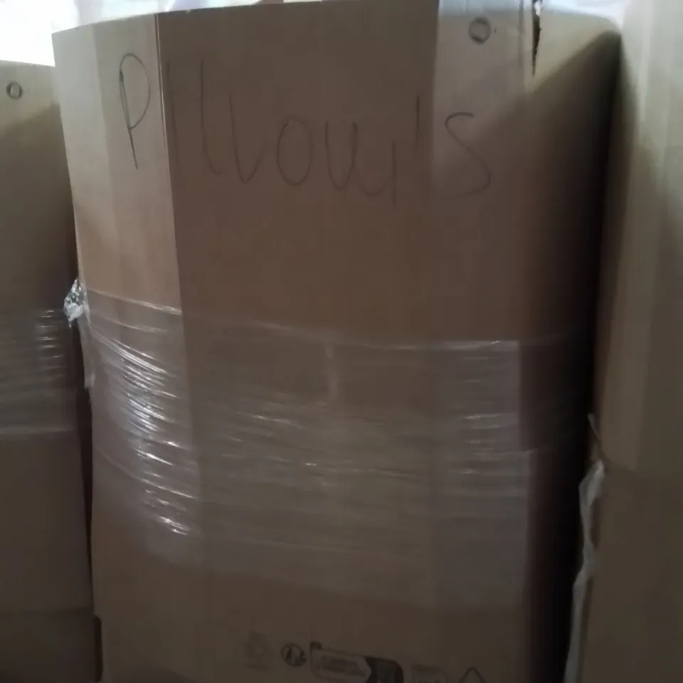 PALLET CONTAINING A LARGE QUANTITY OF PILLOWS