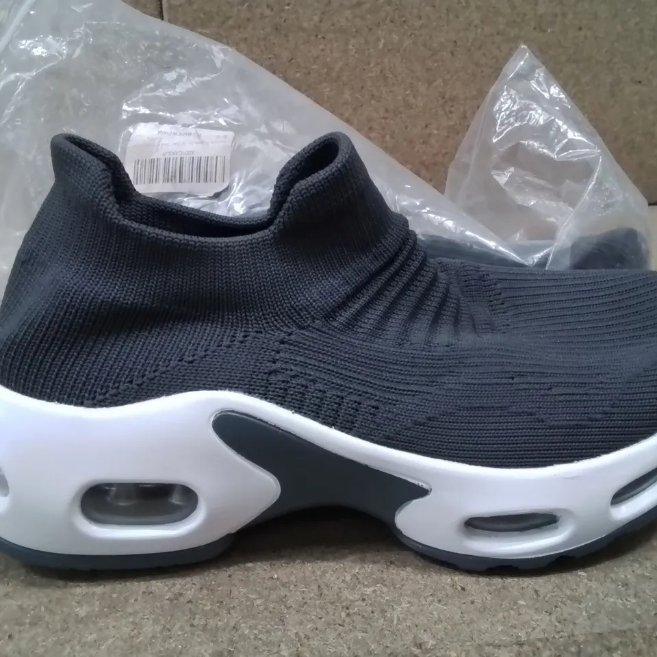 PAIR OF SIZE 2 RUNNING SHOES/TRAINERS