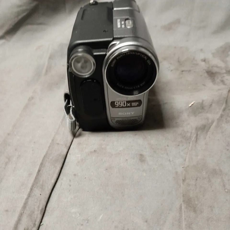 SONY HANDYCAM DIGITAL8 CAMCORDER WITH LCS-VA40 CASE AND CABLES