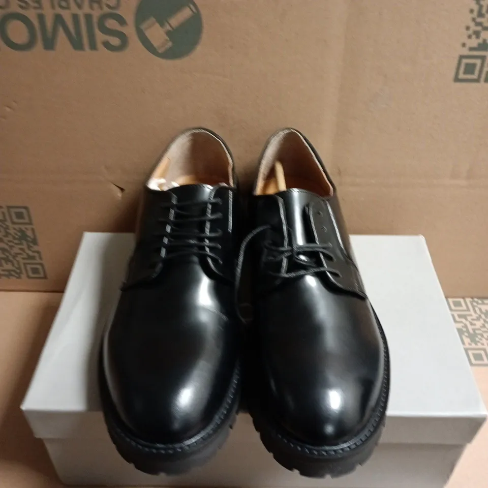 BOXED PAIR OF MOSS BLACK LEATHER LACE-UP MEN'S DRESS SHOES – SIZE 10