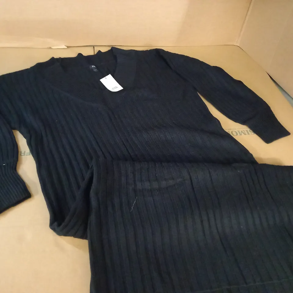 RIVER ISLAND V-NECK KNITTED DRESS IN BLACK - M