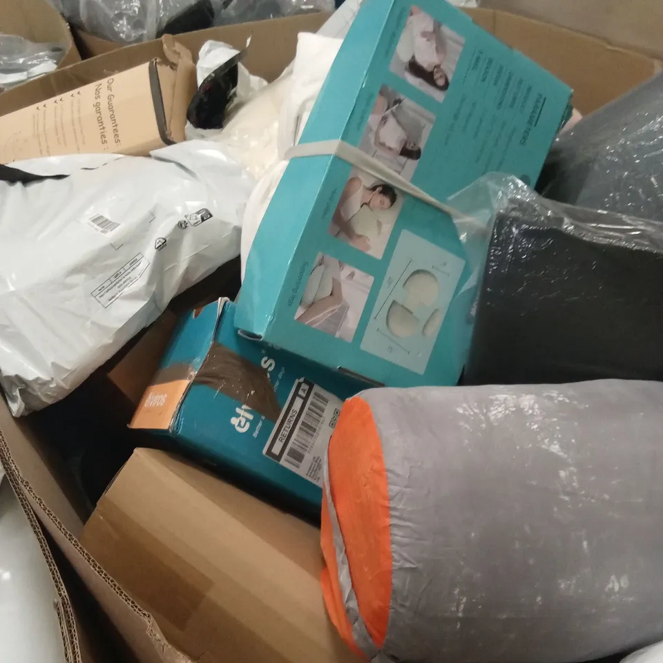 PALLET TO CONTAIN A LARGE ASSORTMENT OF PILLOWS, CUSHIONS AND SIMILAR PRODUCTS
