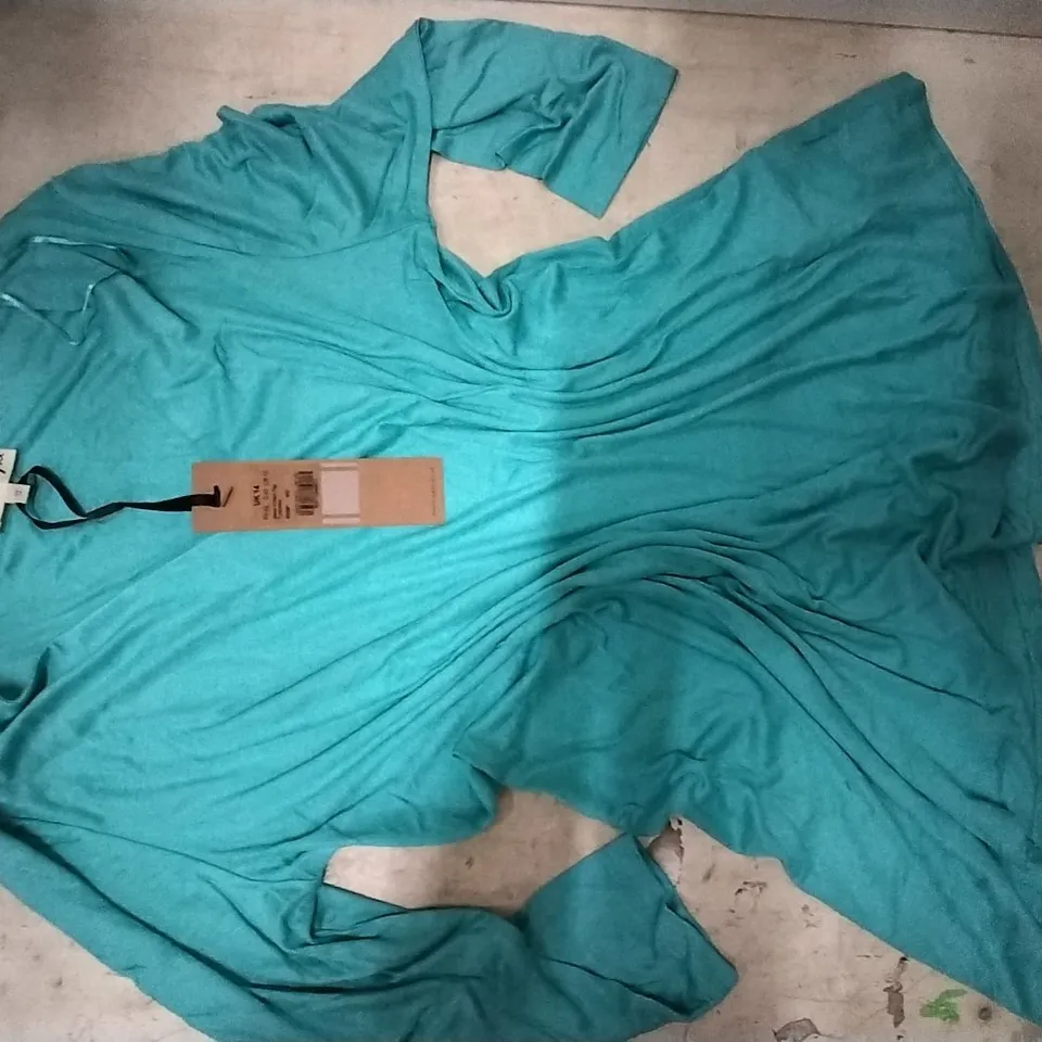 BOX CONTAINING 10 PCS RED MONSOON TOPS SIZE XS , 27 PC BLUE PHASE EIGHT TOPS SIZE 14 AND 8 TAUPE MARLA WYNNE JEANS SIZE 18P