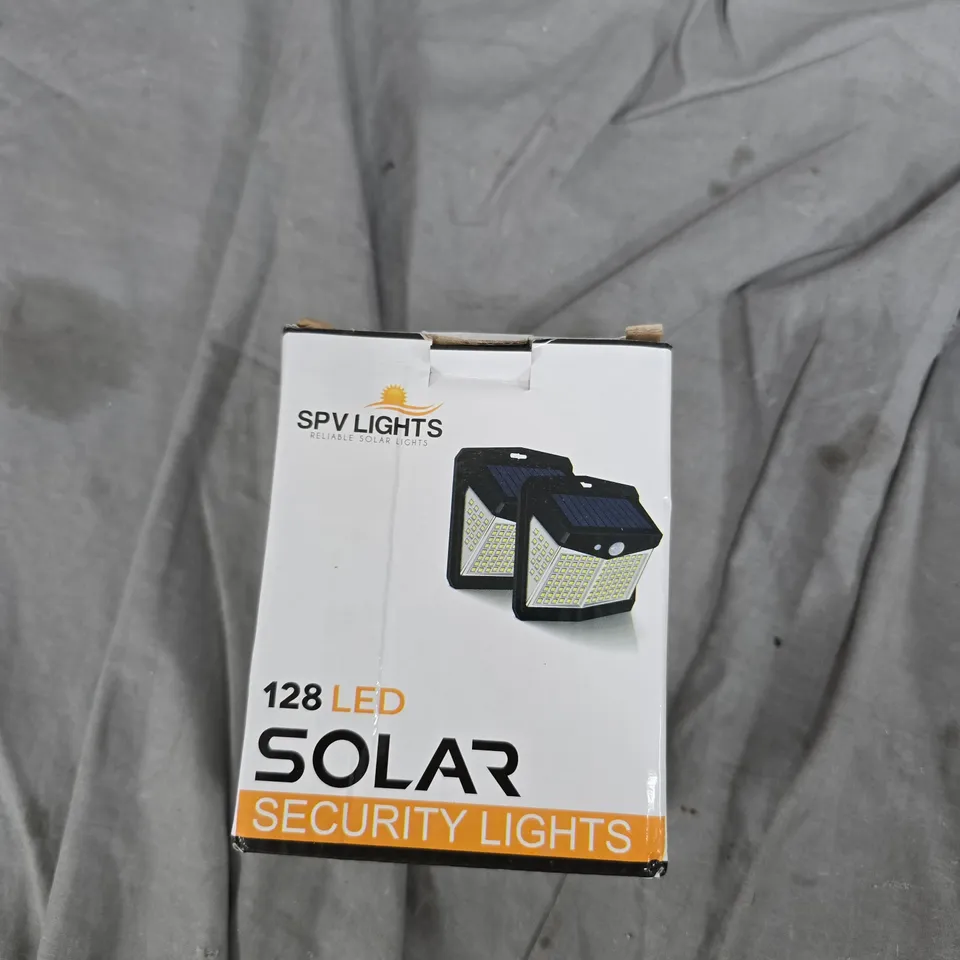 BOX OF APPROXIMATELY 25 ASSORTED ITEMS TO INCLUDE:CAT CALENDAR AND SOLAR SECURITY LIGHTS