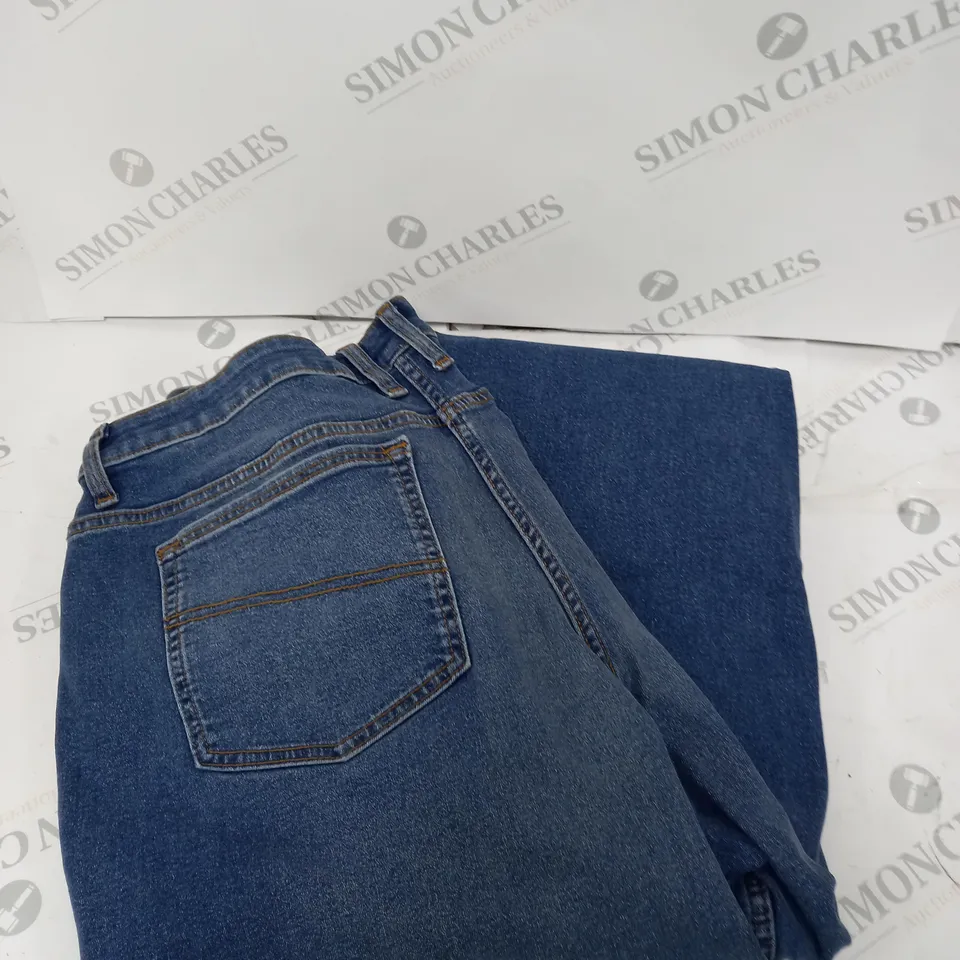 ASOS COLLUSION STRETCH MOM JEANS IN MID BLUE - 18/32