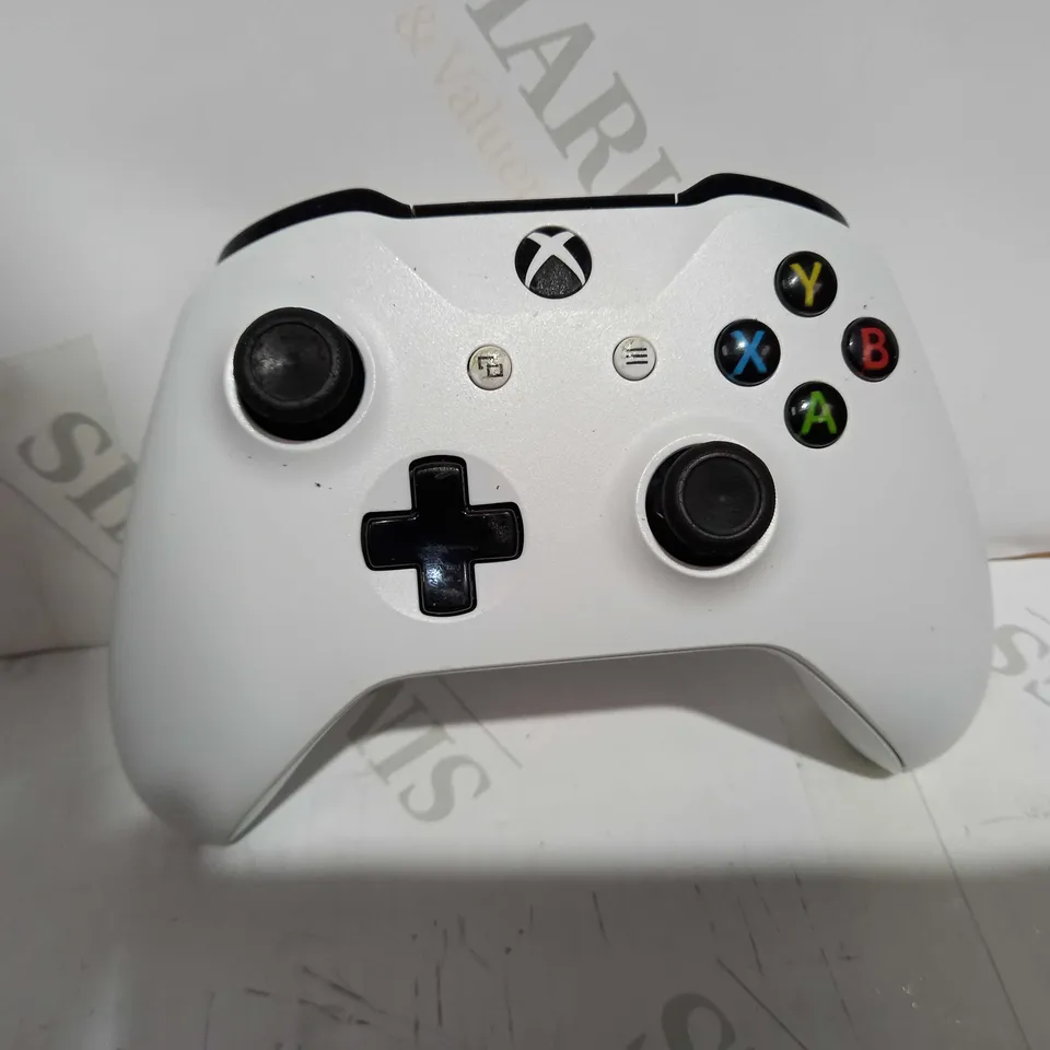 WHITE XBOX ONE CONTROLLER