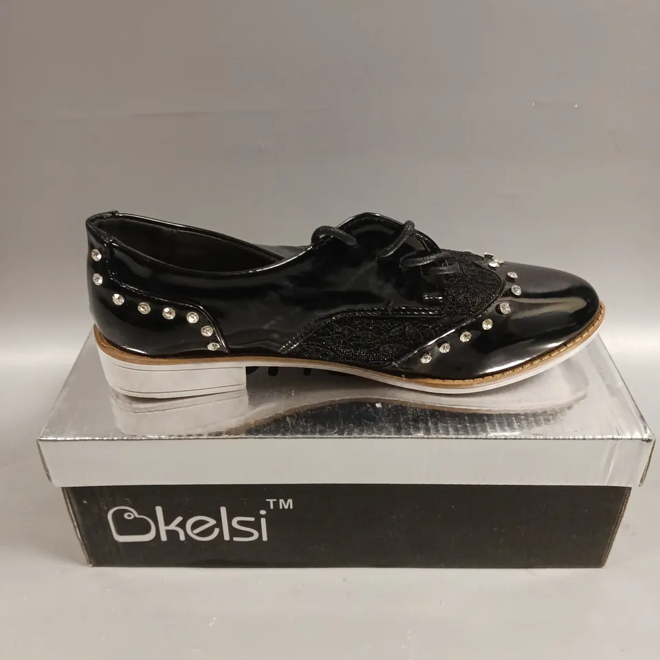 BOXED PAIR OF KELSI LACED SEQUINED SHOES IN BLACK - 4