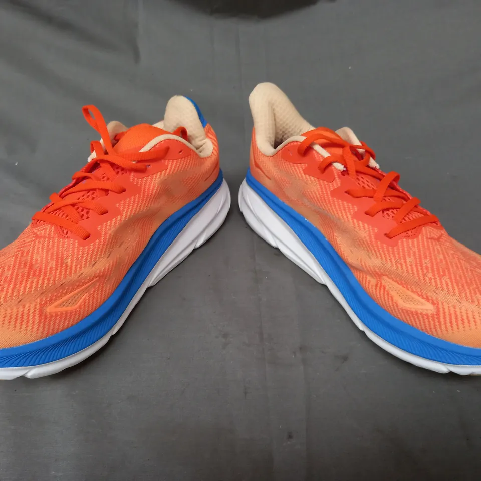 PAIR OF HOKA TRAINERS IN ORANGE/BLUE UK SIZE 9.5