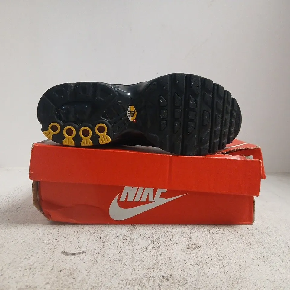 BOXED PAIR OF NIKE AIR MAX PLUS TRAINERS IN BLACK SIZE UK 4