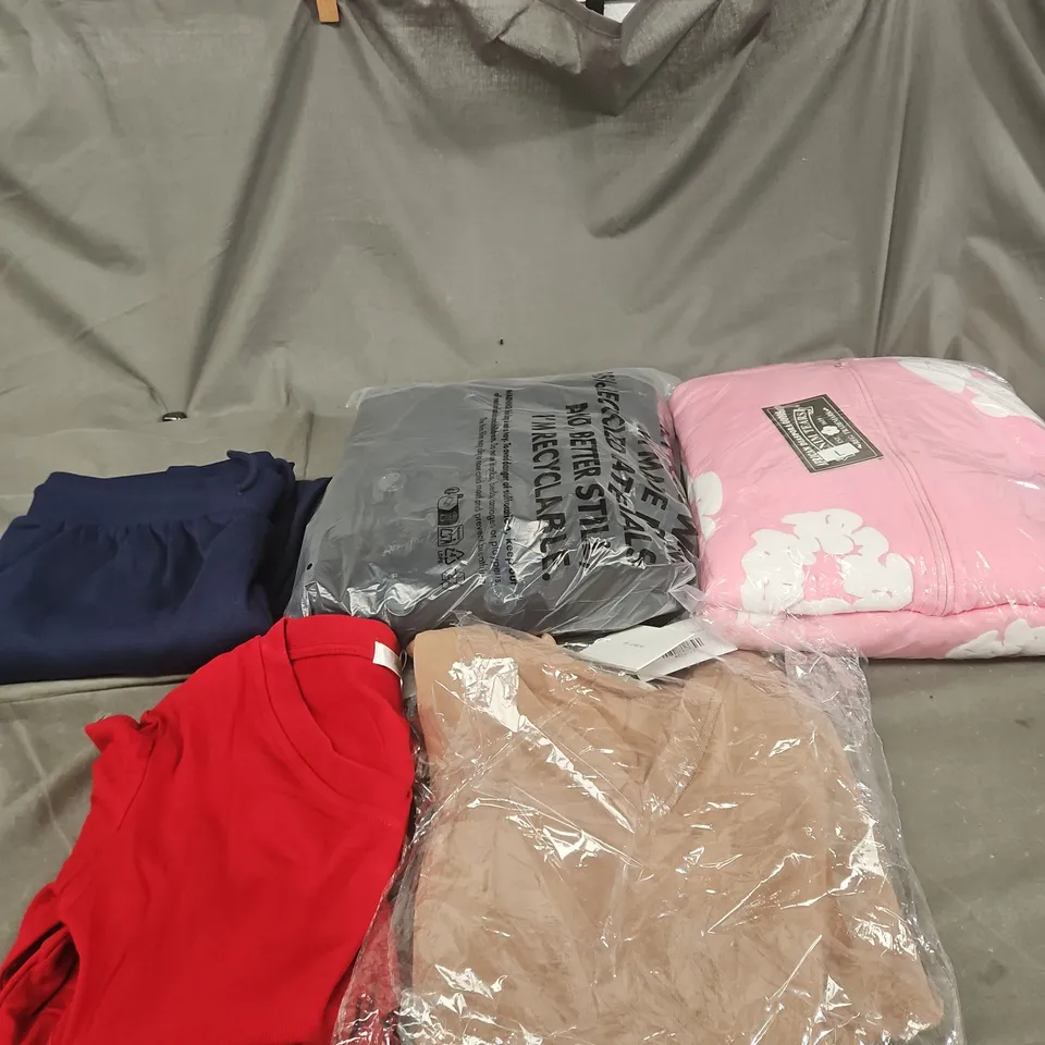 APPROXIMATELY 20 ASSORTED CLOTHING PRODUCTS IN VARIOUS STYLES & SIZES TO INCLUDE JUMPERS, T-SHIRTS, DRESSES ETC