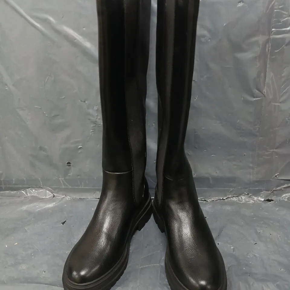 PAIR OF FLAT CHUNKY KNEE BOOTS - 4