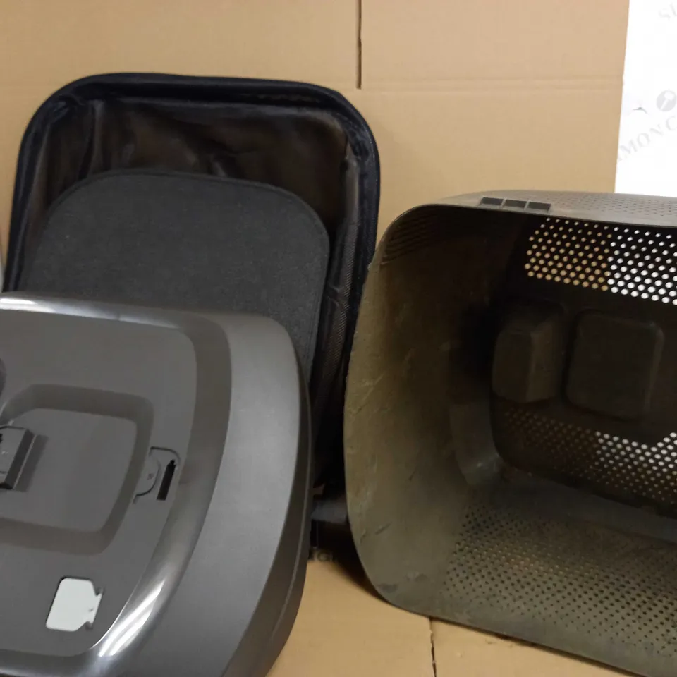 BOX OF APPROX 5 ITEMS TO INCLUDE ASSORTED GRASS BOXES, WIRE MESH TRAY FOR MINI OVEN AND SPARE BARS FOR FLYMO