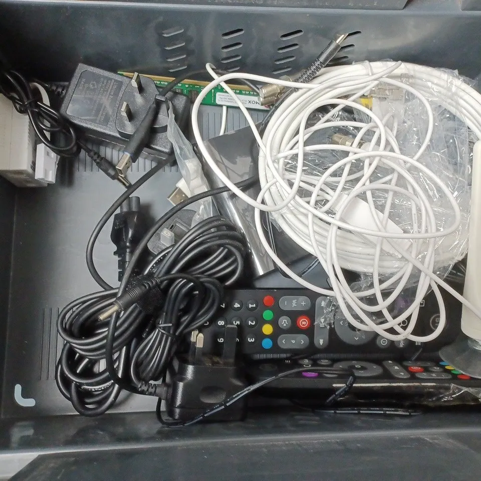 BOX OF APPROXIMATELY 12 ASSORTED ITEMS TO INCLUDE - BT REMOTE , PHILIPS LEDS 25W , GROOVE RADIO ETC