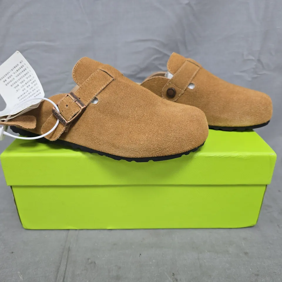 BOXED PAIR OF FVDRN MULES IN TAN SIZE EU 38