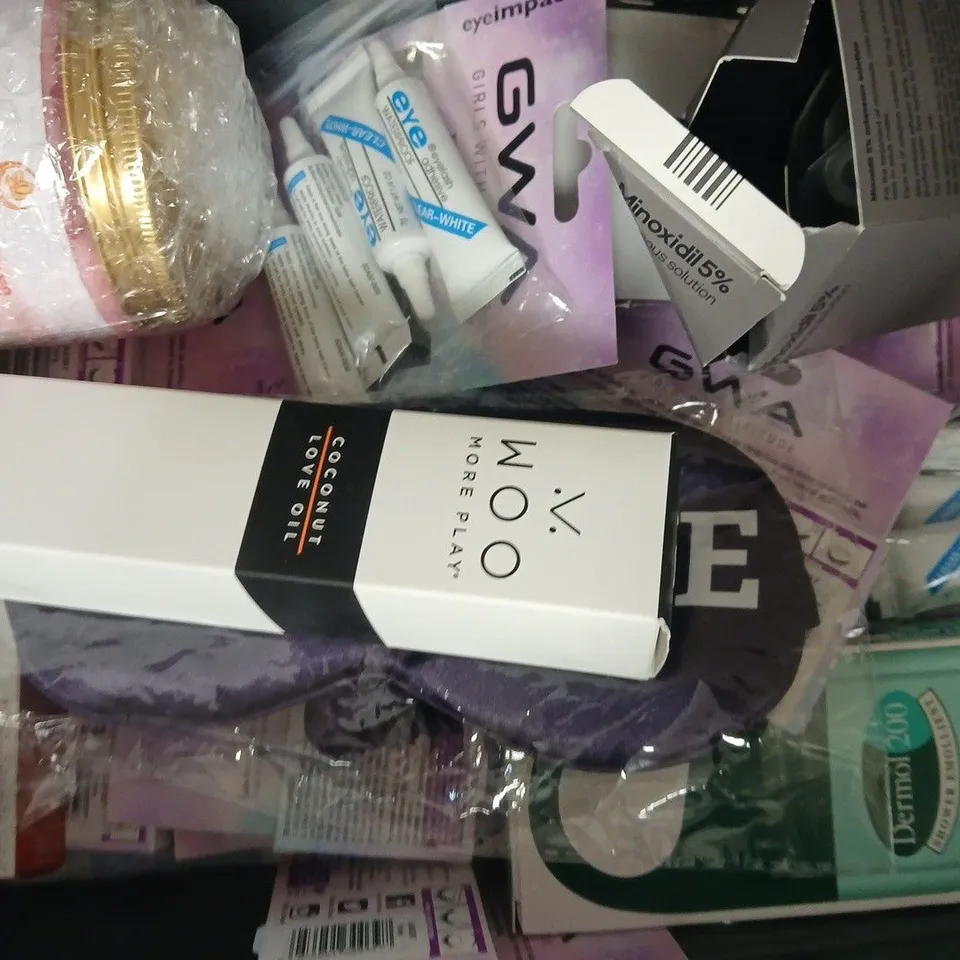 APPROXIMATELY 15 ASSORTED COSMETIC ITEMS INCLUDING VARIOUS MAKES AND BRANDS - COLLECTION ONLY