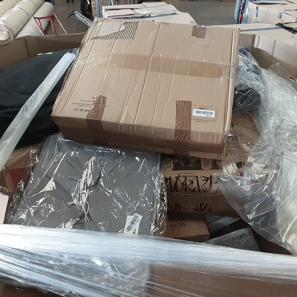 LARGE PALLET OF ASSORTED HOMEWARE ITEMS TO INCLUDE BEDDING, LAPTOP DESKS, PIZZA PEELS ETC