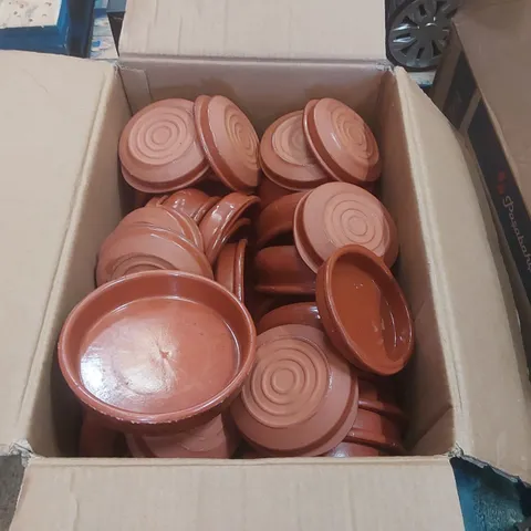 BOX CONTAINING A LARGE QUANTITY OF ASSORTED RESTAURANT DISHES