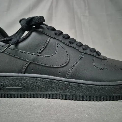 BOXED PAIR OF NIKE AIR FORCE 1 '07 SHOES IN BLACK UK SIZE 9