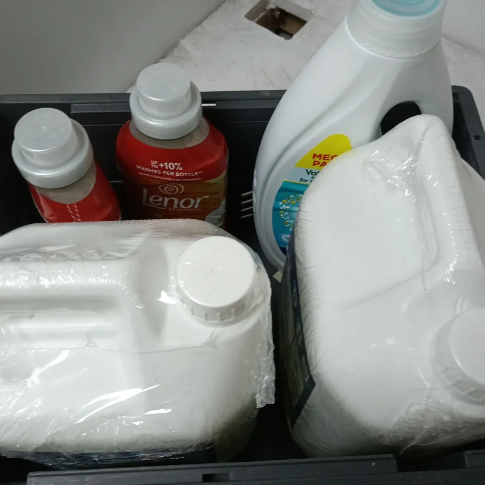 APPROXIMATELY 5 ASSORTED LARGE LIQUIDS TO INCLUDE FAIRY NON BIO, LENOR PERFUME THERAPY, MONTY MIRACLE, ETC - COLLECTION ONLY
