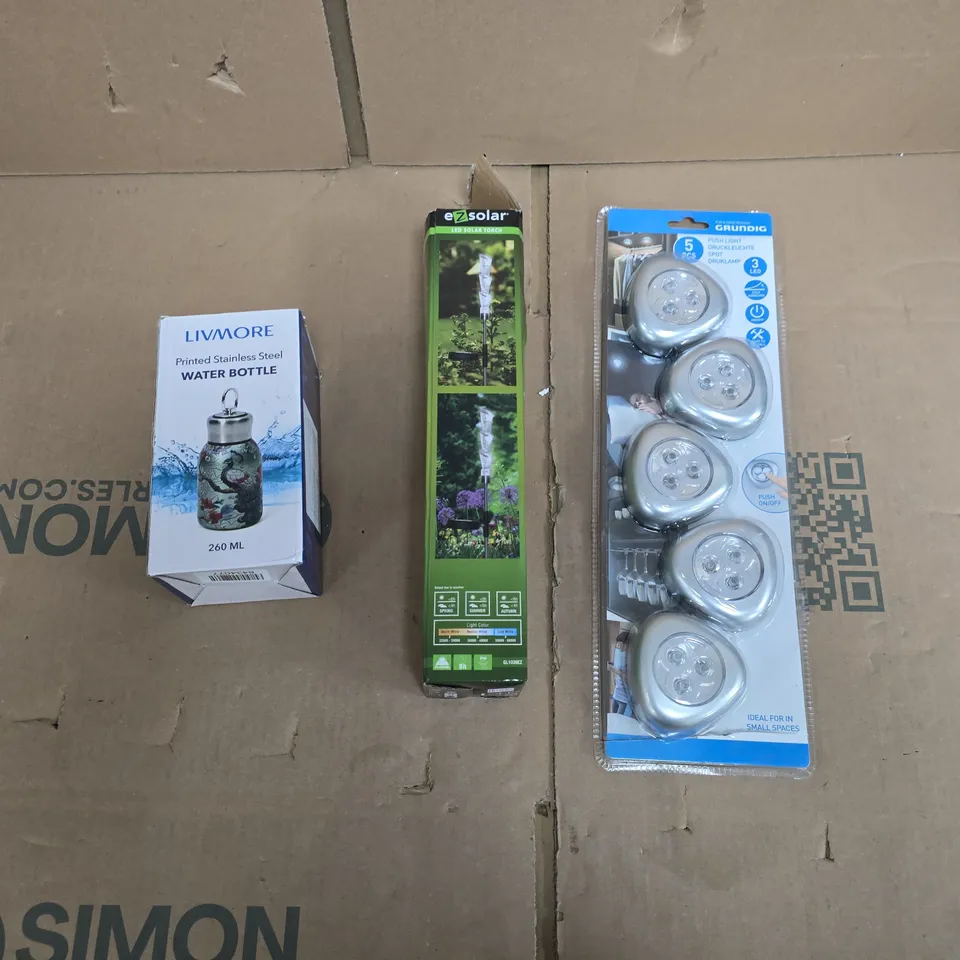 LARGE QUANTITY OF ASSORTED ITEMS TO INCLUDE PUSH LIGHTS, LED SOLAR GARDEN TORCH, PRINTED STAINLESS STEEL WATER BOTTLE, ETC - COLLECTION ONLY
