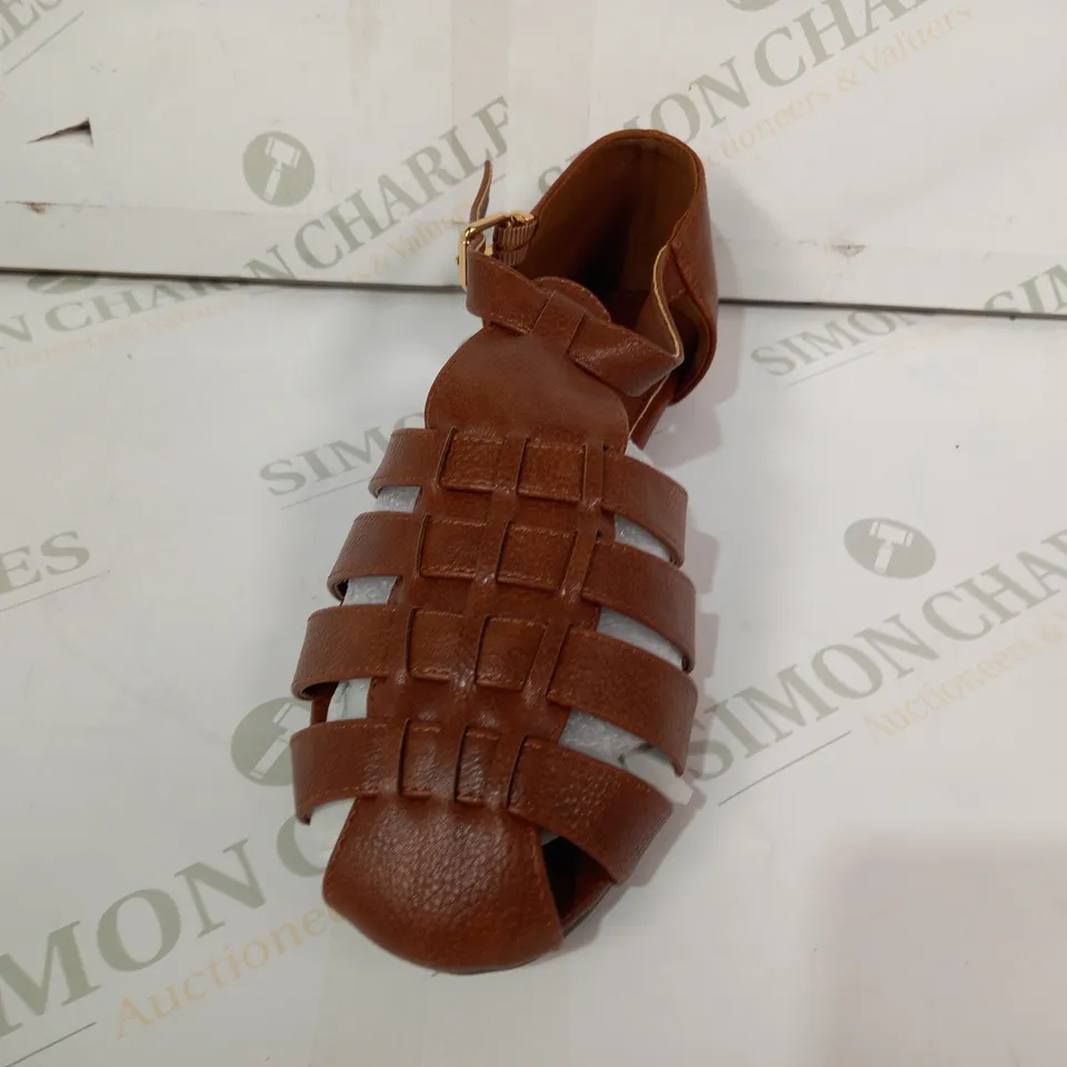 PAIR OF DESIGNER FLAT SANDALS IN BROWN EU SIZE 39