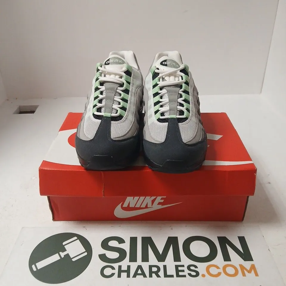 BOXED PAIR OF NIKE WOMENS AIR MAX 95 BIG BUBBLE TRAINERS IN BLACK/WHITE/GREEN - UK 7.5