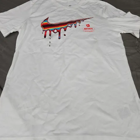 NIKE PRINTED LOGO T-SHIRT, WHITE - UK SIZE S