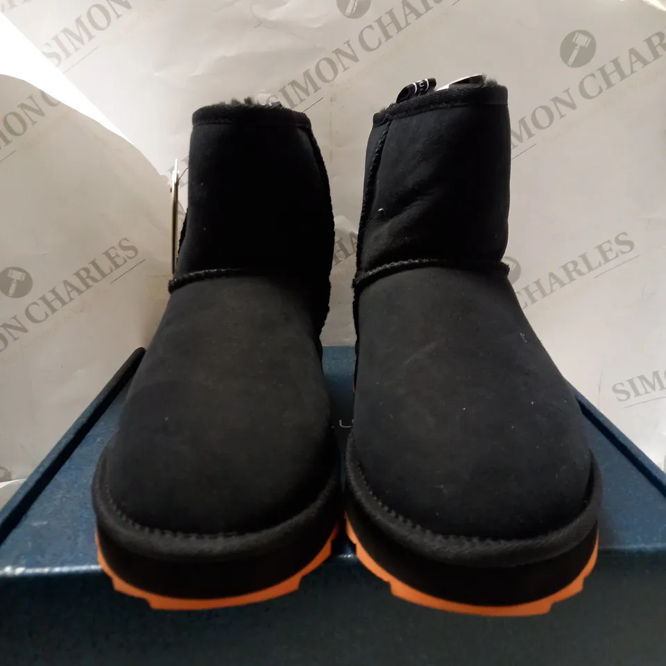 EMU AUSTRAILIA BLACK CROC SHARKY MINI BOOTS - SIZE 6