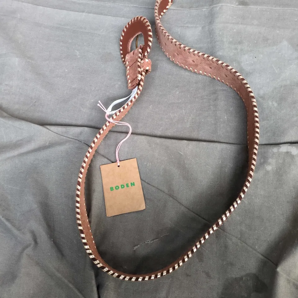 BODEN LEATHER BELT – BROWN WITH WHITE STITCHING