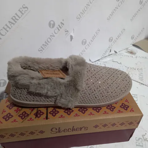 BOXED PAIR OF SKECHERS COZY SLIPPERS IN TAUPE SIZE 6