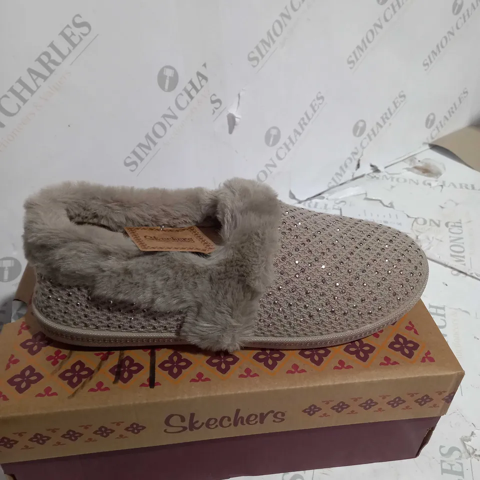BOXED PAIR OF SKECHERS COZY SLIPPERS IN TAUPE SIZE 6