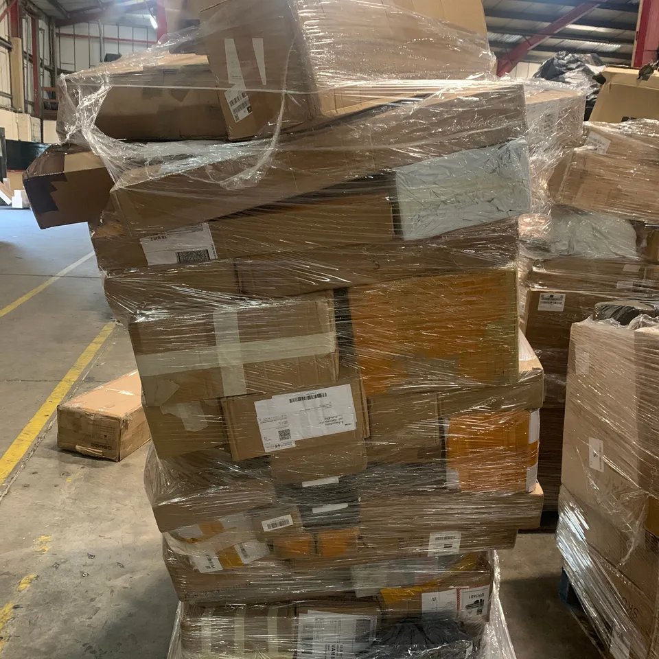 PALLET OF ASSORTED ITEMS TO INCLUDE JUMP STARTER, PLUGS AND OCCASIONAL DECORATIONS 