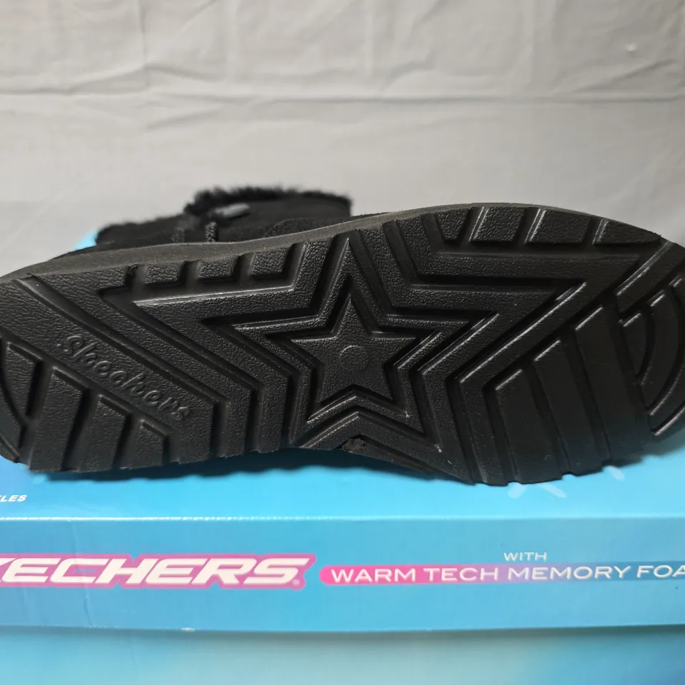 SKECHERS WOMEN'S BLACK WARM TECH MEMORY FOAM BOOT WITH FUR TRIM (UK 6)– BOXED