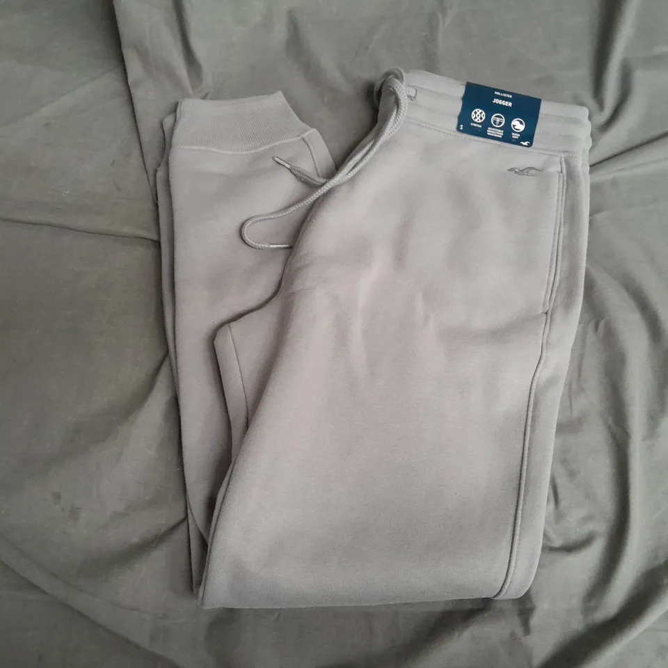 HOLLISTER JOGGERS IN GREY - SMALL