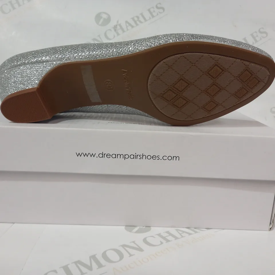 BOXED PAIR OF DREAM PAIRS MILA LOW HEEL SLIP-ON SHOES IN METALLIC SILVER COLOUR W. GLITTER EFFECT SIZE 8.5