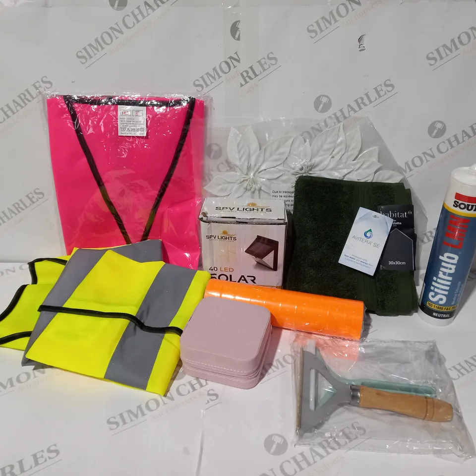 APPROXIMATELY 15 ASSORTED HOUSEHOLD ITEMS TO INCLUDE SPV SOLAR LIGHT, HI-VIS, SOUDAL SILIRUB LMN, ETC