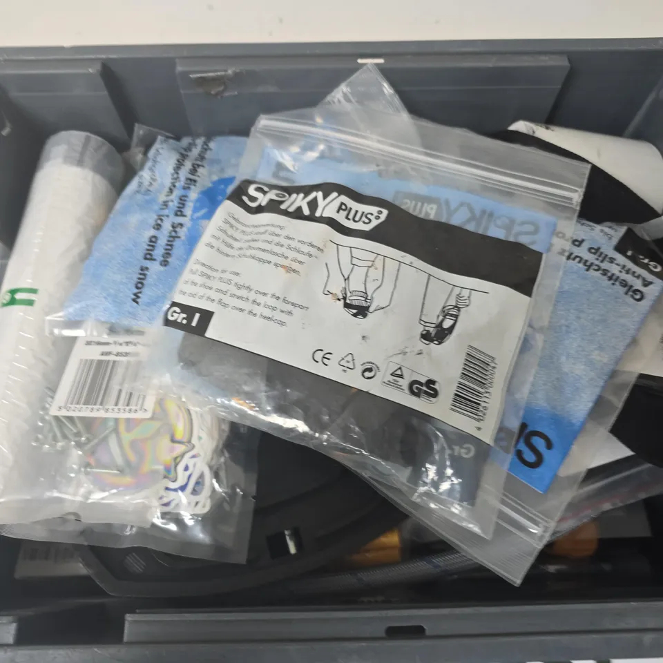 APPROXIMATELY 12 ASSORTED HOUSEHOLD ITEMS TO INCLUDE DRAWSTRING BIN BAGS, IBERGRIF KITCHEN ROLL HOLDER, NORA SPIKY PLUS, ETC