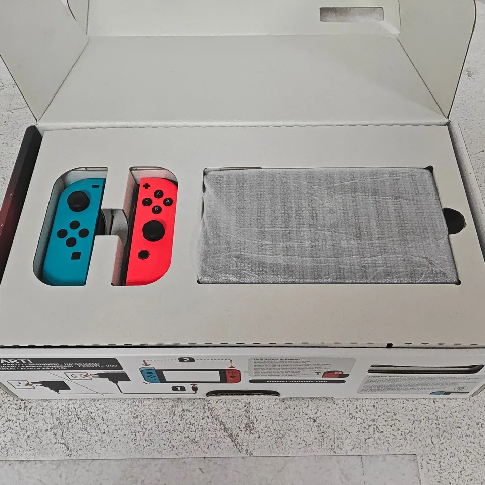 BOXED NINTENDO SWITCH HANDHELD GAMING CONSOLE WITH MARIO OBYSSEY - HAC-001