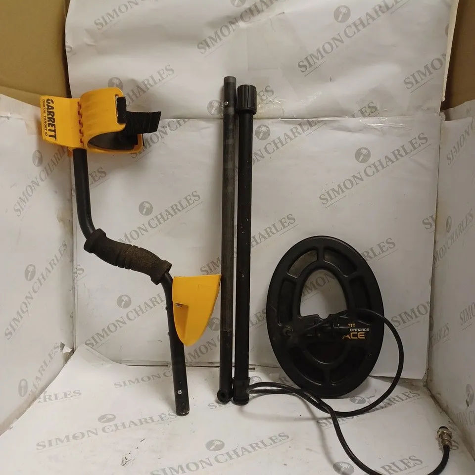 BOXED GARRETT ACE 300i METAL DETECTOR. 