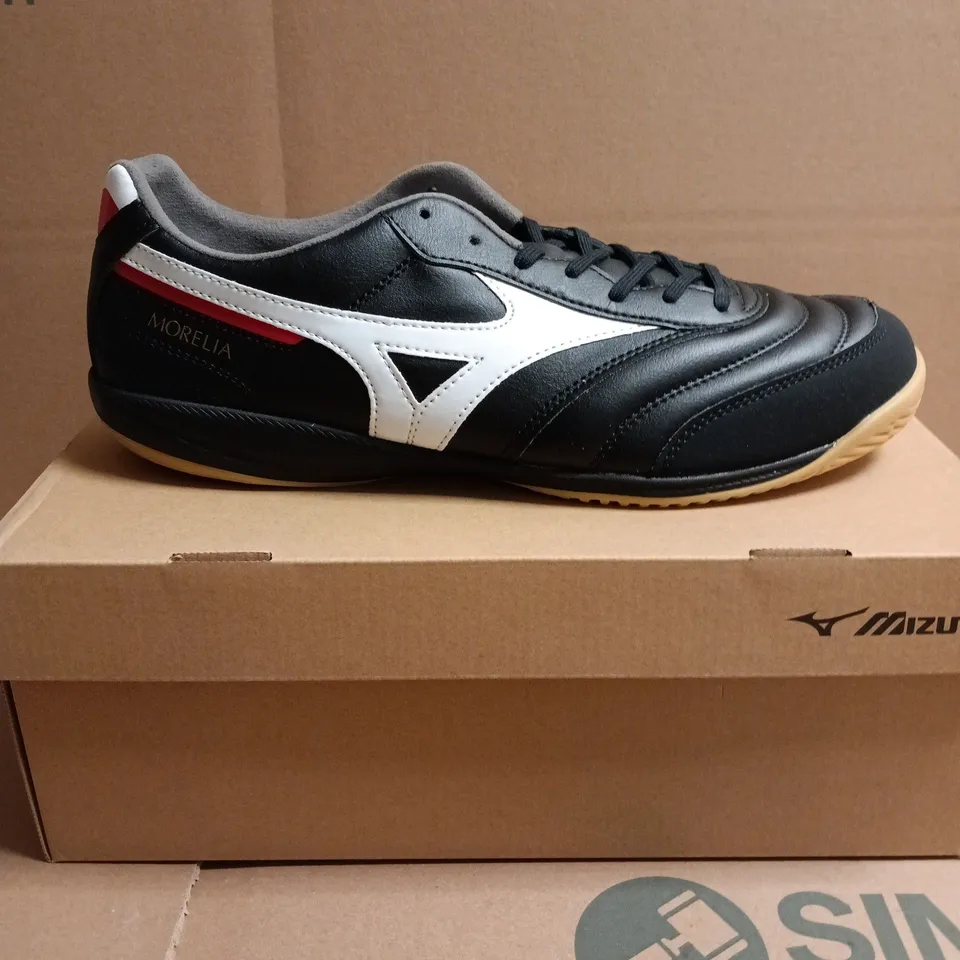 BOXED PAIR OF MIZUNO MORELIA SALA PRO IN INDOOR FOOTBALL SHOES – BLACK/WHITE, UK 9.5