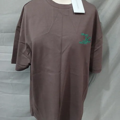 CERNUCCI MOTOL BATCH GRAPHIC OVERSIZED T-SHIRT IN CHOCOLATE - S