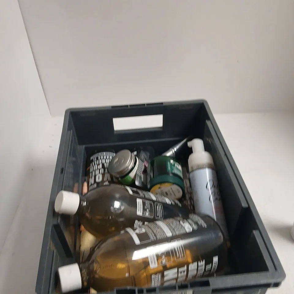 TOTE OF APPROXIMATELY 14 ASSORTED COSMETICS TO INCLUDE: WHATS IN IT FOR ME LOTION
