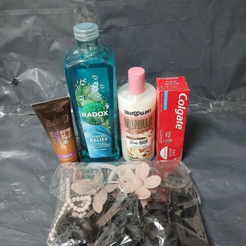 APPROXIMATEY 20 ASSORTED HEALTH AND BEAUTY PRODUCTS TO INCLUDE RIMMEL INSTANT TAN, SOAP & GLORY BODY WASH AND COLGATE TOOTHPASTE