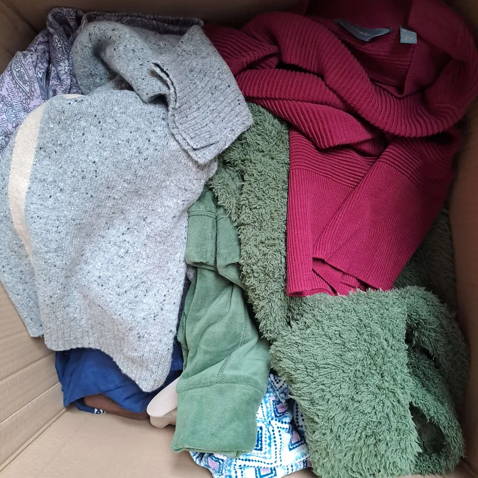 BOX OF APPROX 20 ASSORTED CLOTHING ITEMS TO INCLUDE - DRESS, JUMPERS, TROUSERS ETC