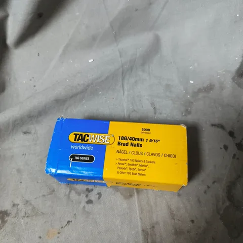 APPROXIMATELY 15 ASSORTED ITEMS INCLUDING TACWISE BRAD NAILS , CAT COLLAR AND MINI GEL AIR FRESHENERS